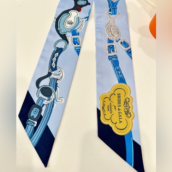 HERMES BLUE SILK TWILLY. NEW IN BOX. - Picture 4 of 15